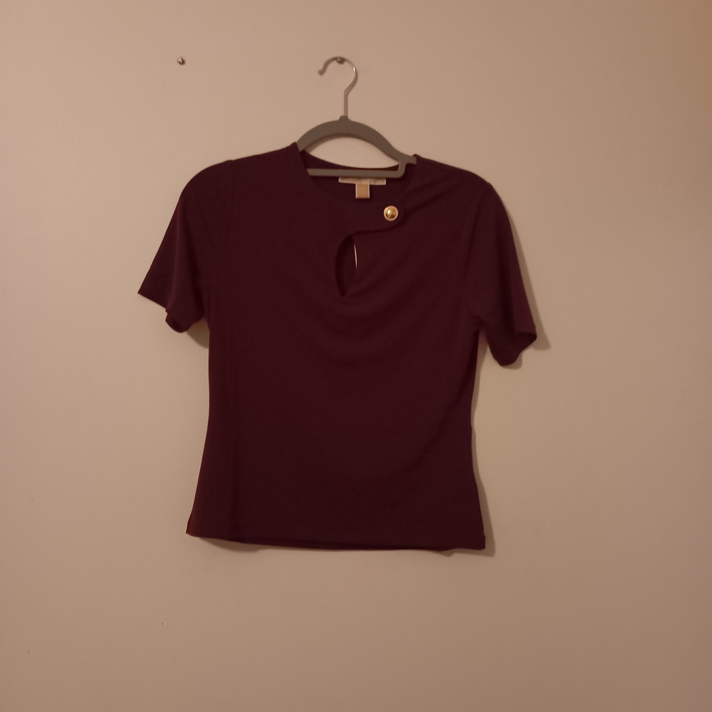 Michael Kors Burgundy Short Sleeve Keyhole Gold Button Top - Picture 2 of 4